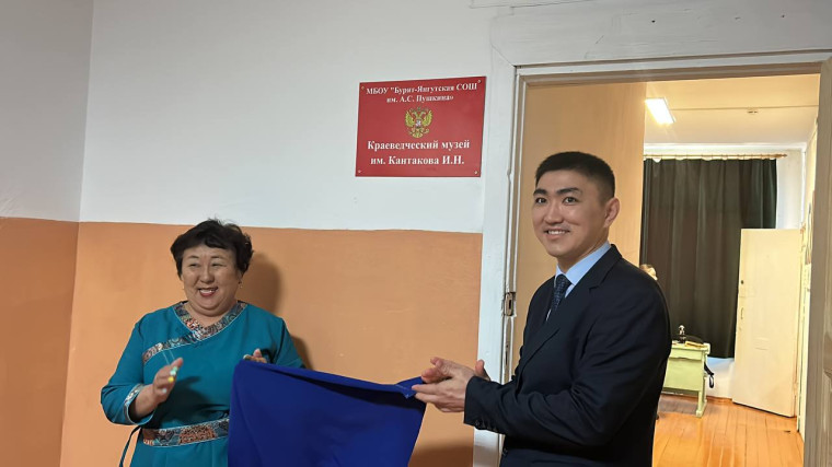 открытие вывески.